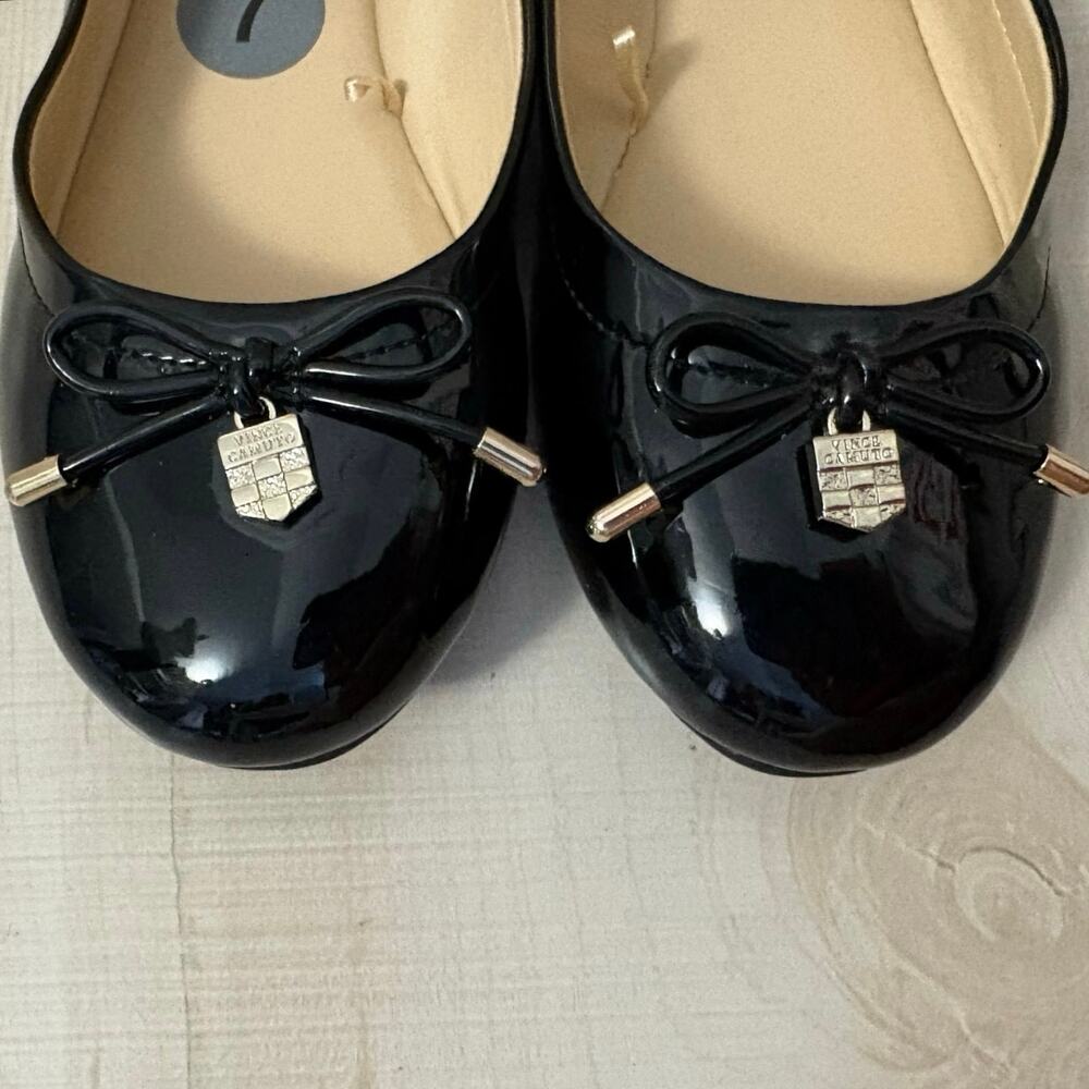 Vince Camuto Classic Black Patent Ballet Flats Bow Logo Charm Women’s Size 7M - Picture 5 of 11